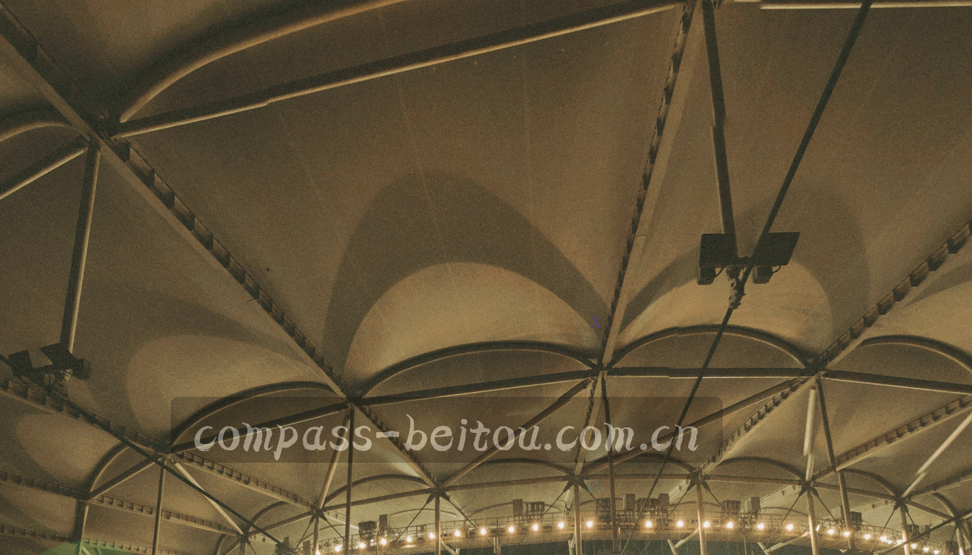 抽象的铜金数据路径纹理，节点沿墨蓝底色向四周延展
